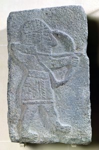 Orthostat, der einen Bogenschützen aus dem Palast von Kapara, König von Guzama, Tell Halaf, Syrien darstellt von Aramaean