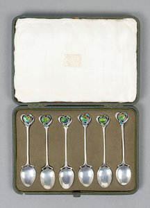 Ein Satz Cymric-Silberlöffel mit emaillierten Enden, entworfen von Archibald Knox (1864-1933)