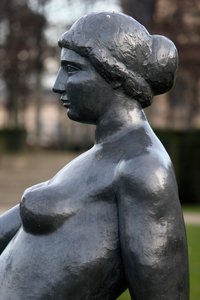 Jardin des Tuileries, Aristide Maillol, Liegendes Mädchen, Bronze 1921, (Detail), Paris, Frankreich (Foto)