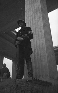 Ein Soldat bewacht das Denkmal für im Kampf gefallene Soldaten, Monaco von Armando Bruni