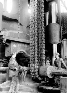 Arbeiter in der Metallfabrik von Terni in Nera Montorio, Terni, Italien, um 1935 von Armando Bruni