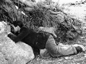 Salvatore Giuliano, der sich im Unterholz versteckt, 1937 von Armando Bruni