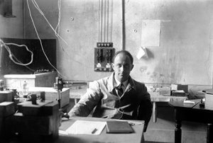 Der italienische Physiker Enrico Fermi (1901-1954, Nobelpreis für Physik 1938) im Labor von Armando Bruni