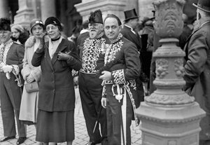 Der italienische Physiker Enrico Fermi (1901-1954, Nobelpreis für Physik 1938) in Zeremonialkleidung bei einer Veranstaltung der Königlichen Akademie von Italien