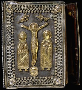 Silbervergoldete Bindung, Darstellung der Kreuzigung Christi, mit der Heiligen Mutter Gottes und der Heiligen Maria auf beiden Seiten