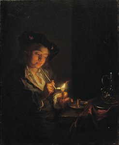 Ein von Kerzen beleuchtetes Interieur mit einem jungen Mann, der an einem Tisch sitzt und seine Pfeife anzündet von Arnold Boonen