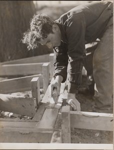 [Maurer glättet Zement beim Gießen eines Fundaments] von Arnold Eagle