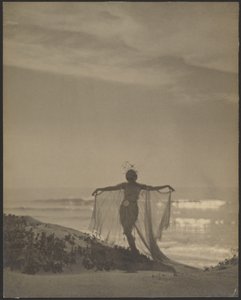 Rückansicht einer Tänzerin in einem durchsichtigen Kostüm am Strand von Arthur F. Kales