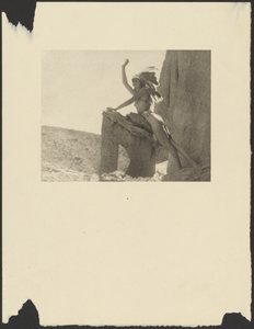 [Frau im indischen Kostüm in der Wüste] von Arthur F. Kales
