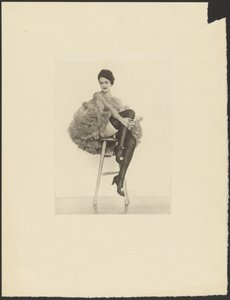Frau im Can-Can-Kostüm auf Hocker von Arthur F. Kales