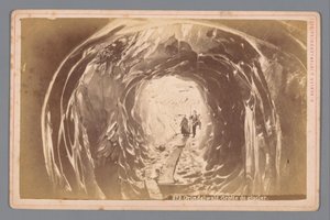 Menschen in einer Höhle auf dem Grindelwaldgletscher in der Schweiz