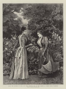 HRH die Herzogin von Teck und HSH Prinzessin May im Garten der White Lodge, Richmond von Arthur Hopkins