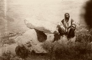 Dolmen und Mann, westlich von Hesban (Heshban), 1881 von Arthur M. Mantell