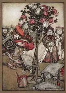 Die Königin, der König und der Bube der Herzen gehen an den als Karten verkleideten Männern vorbei, die den Rosenbusch rot anmalen