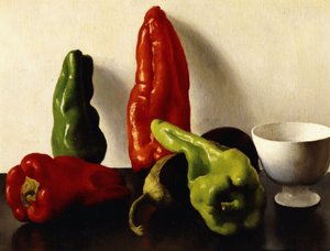 Stillleben mit roten und grünen Paprikas