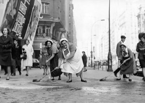 Frauen reinigen die Gran Via Straße, folgen dem Aufruf des Informations- und Tourismusministeriums und seiner Kampagne „die Stadt sauber halten“, unterstützen die öffentlichen Dienste von Artist Unknown