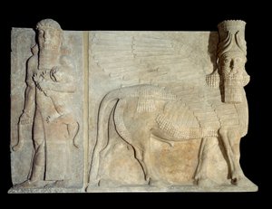 Hof des Palastes des assyrischen Königs Sargon II (721-705 v. Chr.): Androzephalischer Stierflügel mit Helden, der einen Löwen meistert. Paris, Louvre Museum