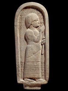 Basalt-Grabstele des Si Gabbor, Priester des Mondgottes. Aramäische Inschrift. 7. Jahrhundert v. Chr. Aus Syrien. Paris, Louvre Museum