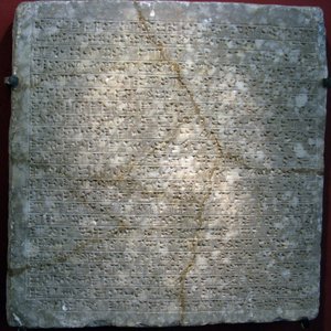 Alabasterplatte mit Keilschrift, aus der Festung von Sargon II. (oder Sharroukin, König von Assyrien von 722 bis 705 v. Chr.) in Dur Sharrukin (heutiges Khorsabad, Irak) von Assyrian