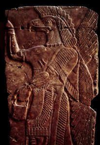 Orientalische Altertümer: Detail eines Alabasterreliefs, das einen Schutzgeist mit einem menschlichen Körper und einem Adlerkopf darstellt, aus dem Palast von Sargon II., König von Assyrien in Dur-Sharrukin (heutiges Khorsabad, Mesopotamien, Irak)