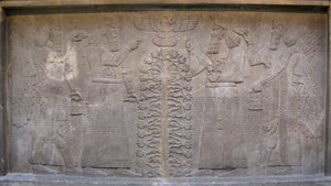Relief mit zwei Figuren von Ashurnasirpal, geflügelten mythologischen Wesen und dem Gott Ashur, vor dem Baum des Lebens, 885-860 v. Chr.