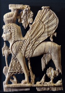 Geflügelter Greif mit menschlichem Gesicht, phönizischer Stil, Elfenbeinmöbeldekoration, Nimrud, 800-700 v. Chr. von Assyrian