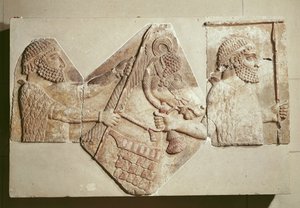 Fragment eines Reliefs, das medische Tributpflichtige darstellt