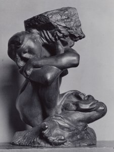 Die gefallene Karyatide, die ihren Stein trägt