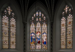 Apsisfenster mit St. Johannes der Täufer, Jungfrau und Kind und St. Johannes der Evangelist von Augustus Welby Northmore Pugin