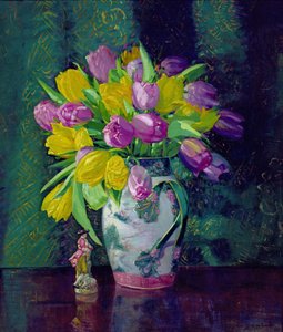 Gelbe und mauvefarbene Tulpen in einer Vase