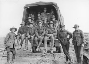 Ein Lastwagen voller australischer Artillerieverstärkungen fährt die Straße entlang, um sich den Batterien der 5. Australischen Divisionsartillerie anzuschließen, die in der Schlacht um die Hindenburg-Linienverteidigung engagiert sind von Australian Photographer