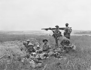 Eine Szene während der Schlacht von Hamel, zeigt amerikanische und australische Sanitäter, die gemeinsam im Frontbereich arbeiten, nachdem die Infanterie vorbeigezogen war, 4. Juli 1918