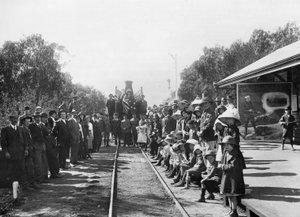 Ein Tournee-Rekrutierungszug am Bahnhof mit einigen Bürgern der Stadt (Spender Queensland Recruiting Committee), Wallumbilla, Queensland, ca. 1916