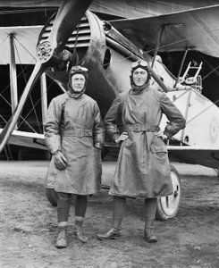 Kapitän Syd Addison aus Huon, Tasmanien und Leutnant Hudson Fysh aus St Leonards, Tasmanien, beide von der Nr. 1 Staffel des Australischen Fliegerkorps, vor einem Bristol F2B Fighter, 29. Dezember von Australian Photographer