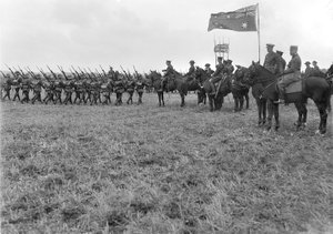 Feldmarschall Sir Douglas Haig überprüft die 5. Australische Division in Ebblinghem, 29. August 1917 von Australian Photographer