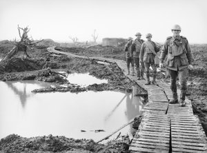 Vier australische Soldaten gehen den Duckboard-Weg in Tokio, in der Nähe von Zonnebeke, im Ypres-Sektor entlang, über einen Teil des Landes, das von den Australiern in den Kämpfen der Dritten Schlacht erobert wurde von Australian Photographer