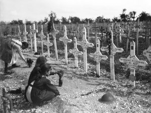 Französische Kinder pflegen Gräber auf dem Adelaide-Friedhof von Australiern, die an der Westfront gefallen sind, Villers-Bretonneux, Frankreich, 26. August 1919 von Australian Photographer