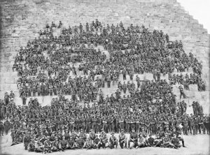 Gruppenporträt aller ursprünglichen Offiziere und Männer des 11. Bataillons, 3. Brigade, AIF, 10. Januar 1915 von Australian Photographer