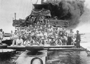 Gruppenporträt einiger unbekannter Mitglieder der Besatzung der HMAS Sydney, gezeigt auf dem Deck, während ihr Schiff den Kohlenfrachter Buresk in der Nähe der Kokosinseln verfolgt, 9. November 1914