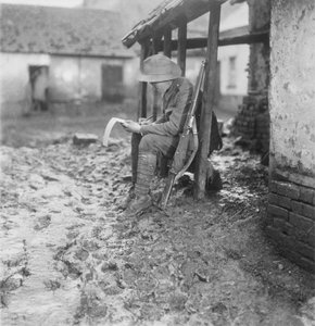 In Unterkünften in Flesselles. Ein Mitglied des australischen 2. Bataillons führt seine Korrespondenz weiter, 17.-30. November 1916