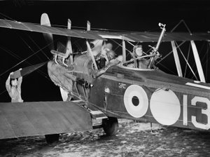 Leutnant (Lt) Stanley George Brearley, Pilot, und Lt Robert Harold Taylor, Beobachter, von Nr. 69 Staffel (Australisch), Royal Flying Corps (RFC), starten zu einem Nachtbombenangriff vom Flugplatz