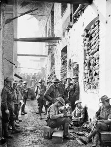 Mitglieder des 2. Australischen Infanteriebataillons vor ihren Unterkünften in den Kavalleriekasernen in Ypres, 1. November 1917