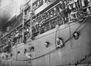 Mitglieder des Australian Flying Corps auf dem Deck des Truppenschiffs Kaiser-I-Hind, das sie nach Australien zurückbrachte, Adelaide, South Australia, 14. Juni 1919 von Australian Photographer