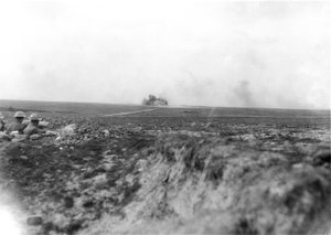 Beobachter (links) beobachten, wie die australische Artillerie die Deutschen in der Hindenburg-Linie am 27. Mai 1917 beschießt von Australian Photographer