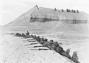 Seitenansicht von Männern der 5. Australischen Leichten Kavalleriebrigade, in Alarmbereitschaft, in einem Abschnitt des Brückenkopfes, April 1918