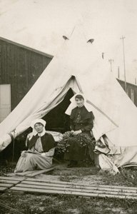Schwester Eleanor Wibmer Jeffries und Schwester Nellie Constance Morrice (rechts) vor ihrem Zelt im No 3 Australian General Hospital mit Blumen, die vom Ufer der Somme gepflückt wurden, ca. Juni 1917 (s/w Foto) von Australian Photographer