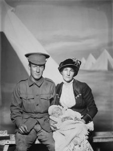 Studio-Porträt von 1159 Private (Pte) George Beamish Swanton, australisches 24. Bataillon, aus Werribee, Victoria, mit seiner Frau Nellie und dem kleinen Baby Joan Helen, ca. Mai 1915 von Australian Photographer
