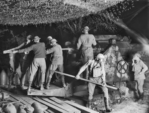 Die 2. Australische Belagerungsbatterie (55. Australische Belagerungsartilleriebatterie) arbeitet während eines Angriffs in Voormezeele mit Gasmasken an einer 9,2-Zoll-Haubitze, 15. September 1917