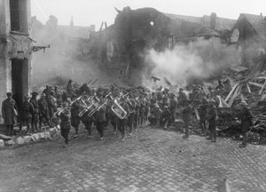 Die Band der 5. Australischen Infanteriebrigade, angeführt von Bandmeister Sergeant A Peagam vom 19. Bataillon, zieht durch den Grande Place (Stadtplatz) von Bapaume und spielt den Victoria-Marsch, Bapaume von Australian Photographer
