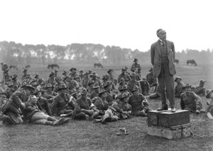 Der ehrenwerte William Morris (Billy) Hughes, stehend auf einer Plattform aus vier Munitionskisten, spricht zu einer Versammlung des 5. Australischen Feldsanitätsdienstes in der Nähe von La Motte, etwa einen Kilometer